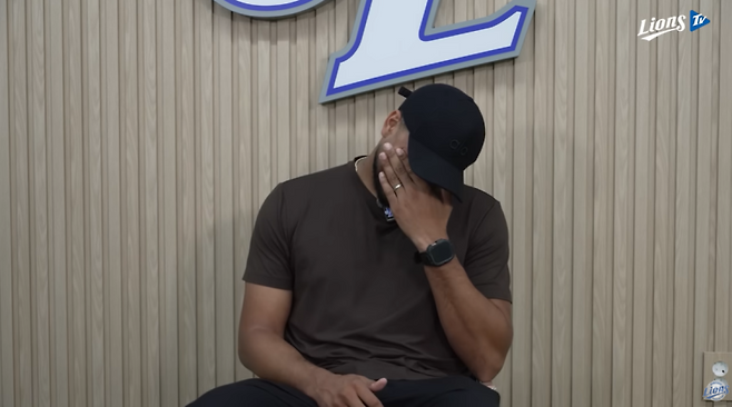 작별 인터뷰 도중 눈물을 쏟은 삼성 레예스. 라이온즈TV 캡쳐