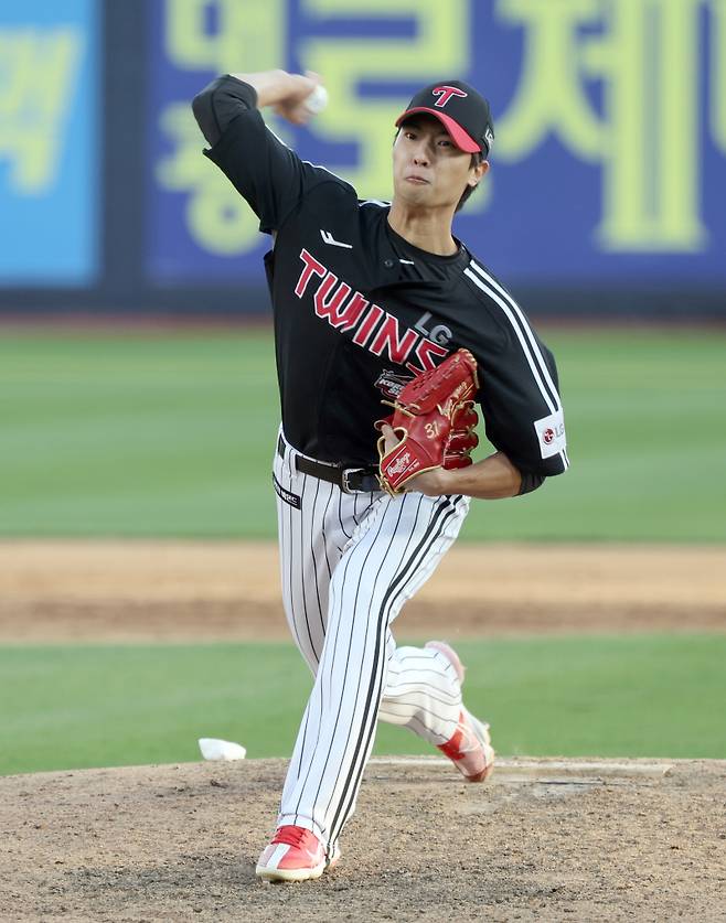 LG 트윈스와 kt위즈의 2023 KBO 한국시리즈 4차전 경기가 11일 오후 수원 KT위즈파크에서 열렸다. LG 투수 이정용이 7회 등판 역투하고 있다. 수원=정시종 기자 capa@edaily.co.kr /2023.11.11.