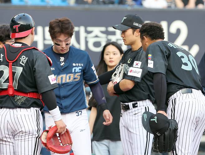 17일 오후 잠실야구장에서 열린 2025 프로야구 NC와 LG 경기. LG 선발 에르난데스가 2회 NC 박건우의 머리를 맞춘뒤 고개숙여 사과하고있다. 잠실=정시종 기자 capa@edaily.co.kr /2025.06.17.