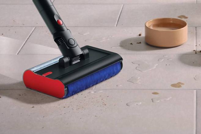 다이슨 DS60 피스톤 애니멀 서브마린 진공+물청소기에는 물청소가 가능한 ‘서브마린 2.0 물청소 헤드’가 추가 구성된다 / 출처=다이슨