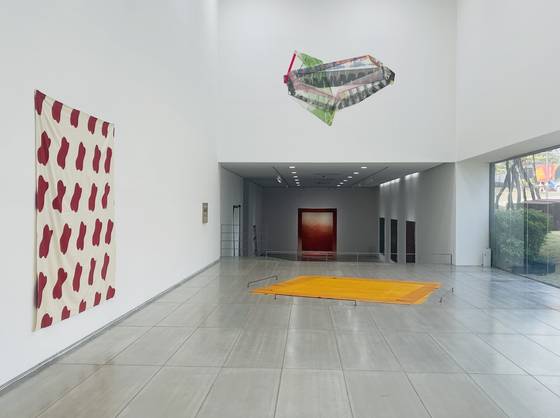 대구 인당뮤지엄 전시장 입구 왼쪽 벽에 클로드 비알라의 ‘1968/015’, 높은 벽에 노엘 돌라의 ‘타리아탄’이 설치돼 있다. 바닥에 놓인 것은 루이 칸의 ‘벽’. 이은주 문화선임기자