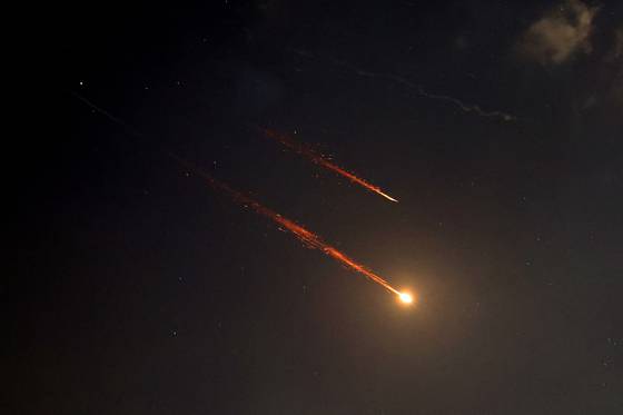 지난 16일 이스라엘 국경 밤하늘에 로켓이 궤적을 그리며 날아가고 있다. AFP=연합뉴스