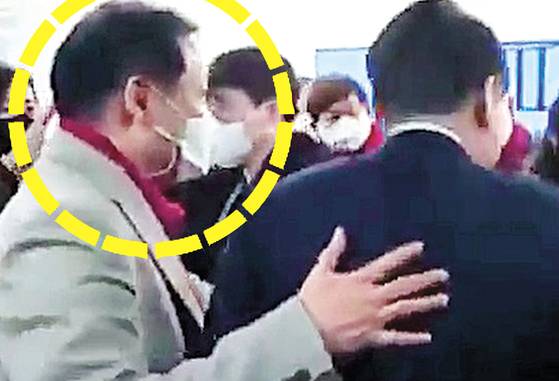 건진법사 전성배(64)씨가 2022년 1월 국민의힘 선거대책본부가 마련된 서울 여의도 대하빌딩에서 윤석열 당시 국민의힘 대선 후보를 수행하고 있다. 유튜브 캡처