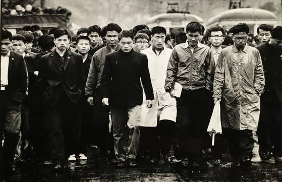 일본 대표 사진가 구와바라 시세이가 렌즈를 통해 본 한국의 1965년 4월 19일 풍경이다. 당시 학생들을 중심으로 한국과 일본의 수교를 위해 이뤄지던 한일 회담 반대 시위가 서울 도심에서 격렬하게 이뤄졌다. 이날 학생들은 4.19 5주년을 맞이해 침묵 시위에 나섰다. 구와바라는 당시 학생들의 반대가 "식민지 시대 반감에서 나온 것"이라고 했다. 사진 구와바라 시세이