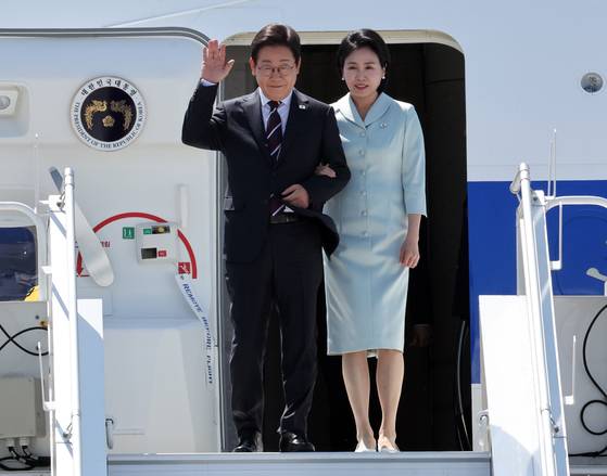 이재명 대통령과 김혜경 여사가 16일(현지시각) G7 정상회의에 참석하기 위해 캐나다 앨버타주 캘거리국제공항에 도착해 인사하고 있다. 2026.6.16 대통령실사진기자단 한겨레 김태형