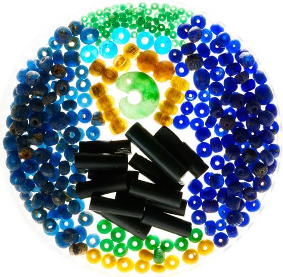 국가유산청 국립문화유산연구원 국립부여문화유산연구소가 17일 공주 무령왕릉과 왕릉원 1~4호분의 재조사 성과를 발표했다. 사진은 공주 왕릉원 2호분 출토 유리구슬,옥류. 사진 국가유산청