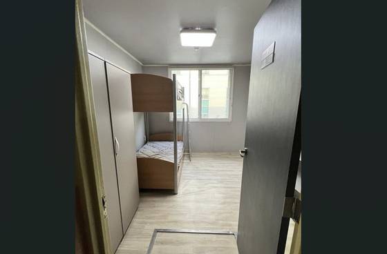 경남 거제시 한화오션 조선소(거제사업장) 외국인 근로자가 거주하는 사내기숙사 내부 모습. 2층 침대가 놓인 2인1실 방이다. 사진 한화오션