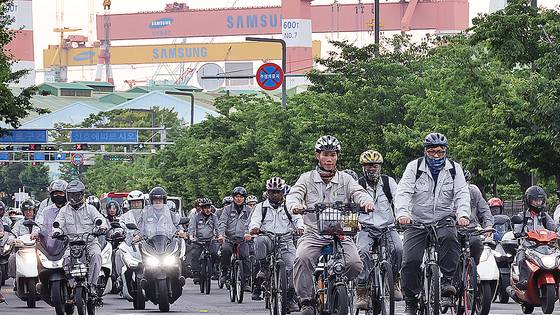 지난 5일 오후 경남 거제시 삼성중공업에서 일하는 국내외 근로자들이 일과를 마치고 퇴근하고 있다. 송봉근 기자