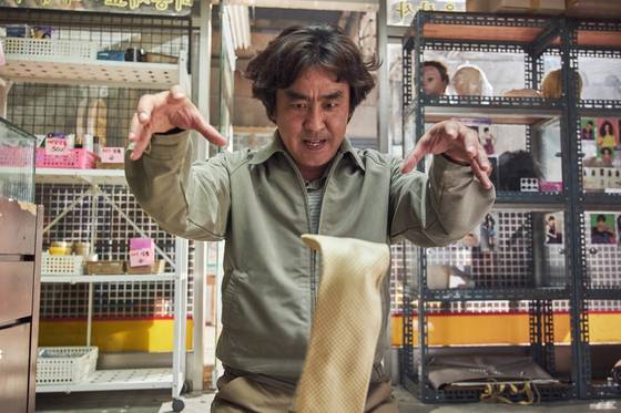 영화 '염력'의 주인공 석헌(류승룡)은 우연한 계기로 염력이란 초능력을 갖게 된다. 사진 NEW