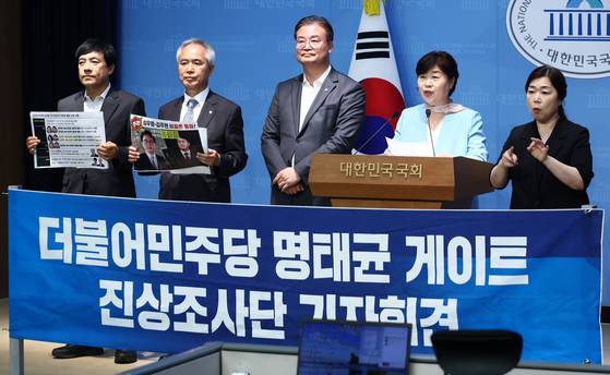 더불어민주당 명태균게이트 진상조사 서영교 단장을 비롯한 의원들이 17일 오전 서울 여의도 국회 소통관에서 심우정 검찰총장이 명태균 게이트 수사 당시 김주현 전 대통령실 민정수석과 비화폰으로 통화한 것과 관련한 기자회견을 하고 있다. 뉴스1