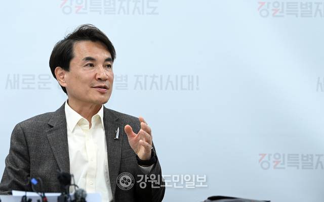 ▲ 김진태 강원도지사가 14일 도청 기자실에서 열린 간담회에서 주요 안건에 대해 설명하고 있다. 서영