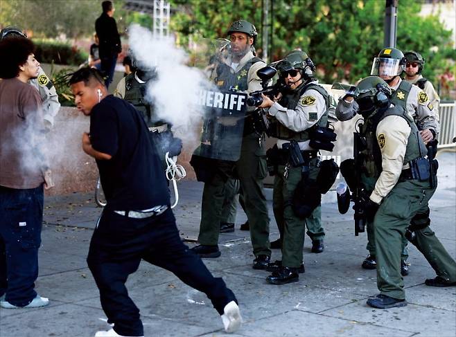 LA에서 경찰이 시위대를 진압하고 있다. 로이터연합뉴스