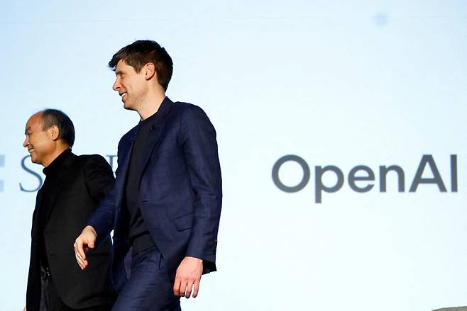 손 마사요시(손정의) 소프트뱅크그룹 회장과 샘 올트먼 오픈AI 최고경영자(CEO)가 함께 무대를 내려가고 있다./ REUTERS