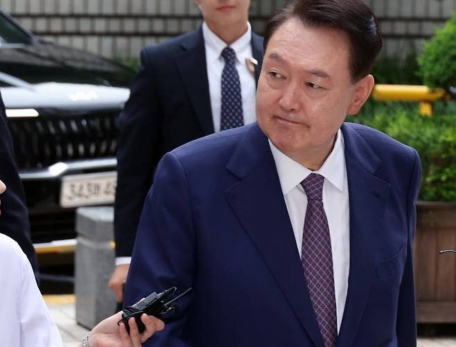윤석열 전 대통령이 16일 오전 서울 서초구 서울중앙지방법원에서 열린 내란 우두머리 혐의·직권남용 권리행사 방해 혐의 사건 7차 공판에 출석하고 있다. 사진=뉴스1
