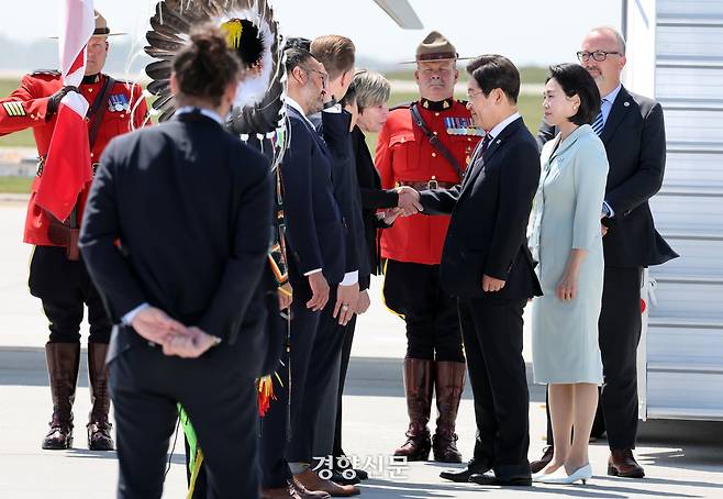 이재명 대통령과 김혜경 여사가 16일(현지시각) 캘거리국제공항에 도착해 캐나다측 관계자들과 인사하고 있다. 김창길 기자