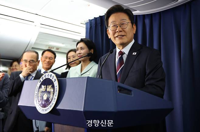 주요 7개국(G7) 정상회의 참석차 캐나다를 방문하는 이재명 대통령이 16일 공군 1호기에서 브리핑을 하고 있다. 김창길 기자