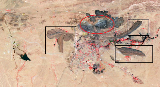 미국 항공우주국(NASA)이 2006년 6월 30일 촬영한 중국 내몽골 바얀오보 광산 위성사진. 빨간색 원 안의 검은 부분이 광산이며 검은 사각형 안 부분은 방사능과 산으로 오염된 찌꺼기(광미)다. 원과 사각형은 경향신문이 표시./NASA
