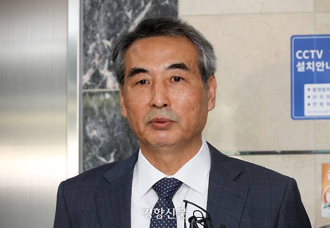 윤석열 전 대통령의 부인 김건희 여사 의혹을 수사할 민중기 특별검사가 17일 서울 서초구 사무실로 들어가고 있다. 권도현 기자