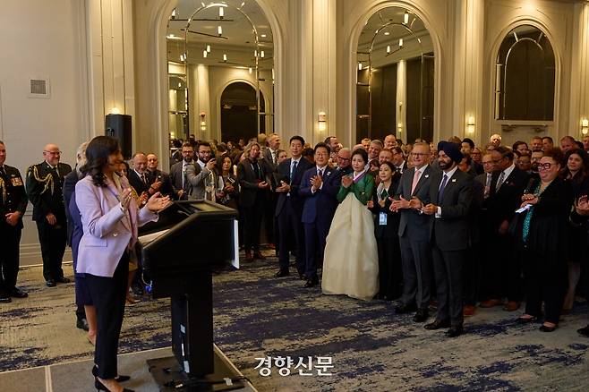 이재명 대통령과 김혜경 여사가 16일(현지시간) 캐나다 캘커리 한 호텔에서 열린 주요 7개국(G7) 정상회의 초청국 리셉션에 참석해 박수를 치고 있다. 김창길 기자