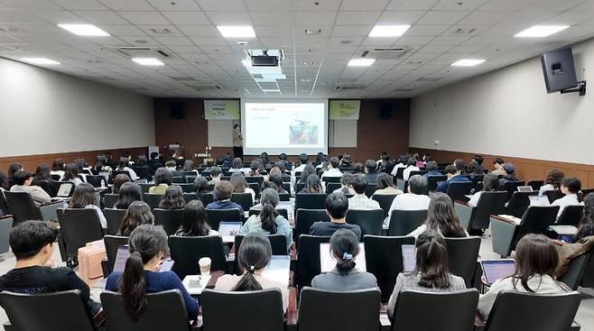 보호동물의학은 보호소 동물의 특성과 구조, 격리, 관리, 입양 체계 및 비용 대비 고효율의 진료를 위한 전략을 다룹니다. 미국에서는 수의과대학의 80%가 해당 과목을 개설할 만큼 연구가 활발한 분야입니다. 한국보호동물의학연구원 제공