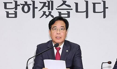 국민의힘 송언석 원내대표가 17일 국회에서 열린 원내대책회의에서 발언하고 있다. 연합뉴스