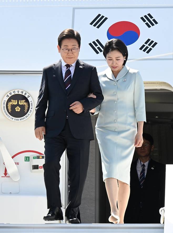 이재명 대통령과 김혜경 여사가 16일 (현지시간) G7 정상회의에 참석하기 위해 캘거리공항에 도착해 트랩을 내려오고 있다. 2025.06.16 캘거리/김호영기자