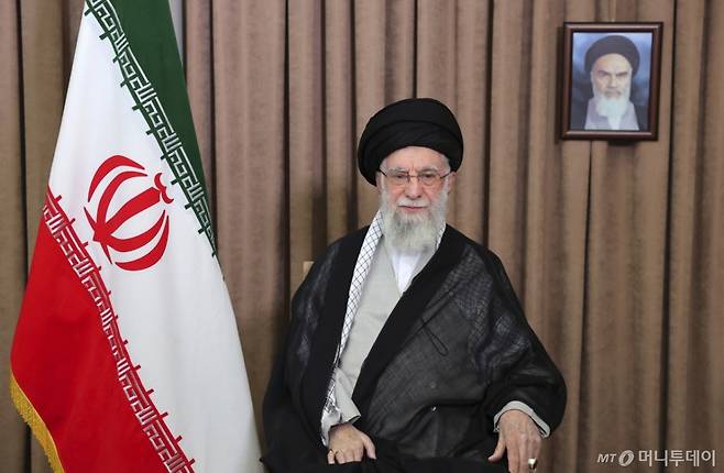 아야톨라 알리 하메네이 이란 최고지도자가 지난 13일(현지시간) 수도 테헤란에서 진행된 TV 연설에서 "시온주의자(이스라엘) 정권이 전쟁을 일으켰다"라며 "그들은 큰 실수와 오류를 저질렀다"고 말하고 있다. /테헤란 AP=뉴시스