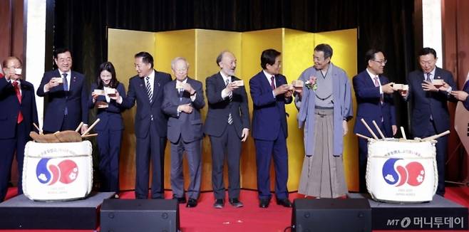 16일 서울 중구 롯데호텔에서 열린 주한일본대사관 주최 한일국교정상화 60주년 행사에서 김진아 외교부 제2차관, 나가시마 아키히사 일본 총리 보좌관, 주호영 국회부의장 겸 한일의원연맹 회장, 신동빈 롯데그룹 회장, 미즈시마 고이치 주한일본대사 등이 기념 건배를 하고 있다. / 사진=뉴시스