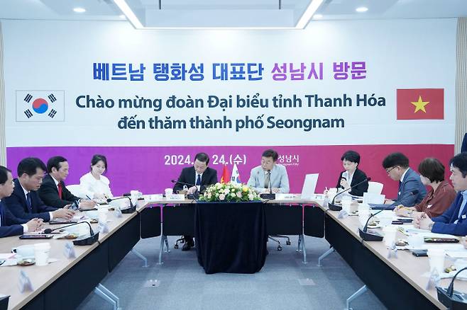 신상진 성남시장이 지난해 7월 성남시청 2층 율동관에서 베트남 타잉화성 대표단과 접견하고 있다./사진제공=성남시