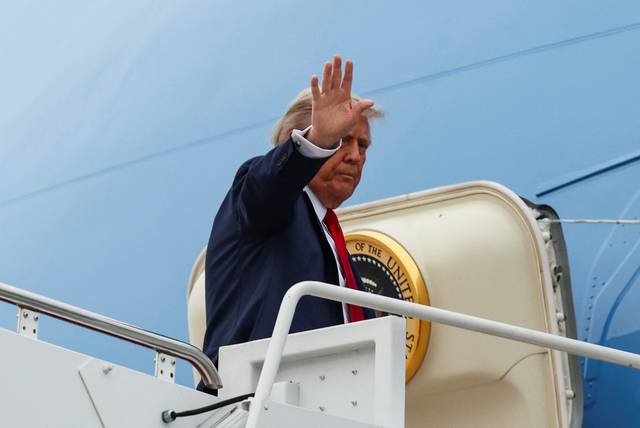 도널드 트럼프 미국 대통령이 15일 G7 정상회의가 열리는 캐나다로 가기 위해 메릴랜드주 앤드루스 공군기지에서 전용기에 오르고 있다. 로이터 연합뉴스
