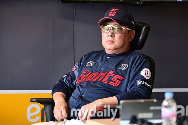 15일 오후 인천SSG랜더스필드에서 진행된 '2025 프로야구 KBO리그' 롯데-SSG의 경기. 롯데 김태형 감독이 경기를 지켜보고 있다./마이데일리