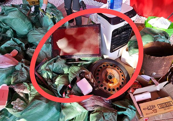 지난 14일 강원도 영월에서 개최된 ‘제1회 쓰레기줍기대회’에서 모인 쓰레기들. 폐타이어와 TV, 공기청정기 등 대형 쓰레기가 눈에 띈다. 김광우 기자.