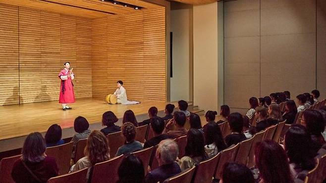 리움미술관 다문화가정 초청 관람 행사에서 참석자들이 국악인 신형식의 판소리 공연을 감상하고 있다. *재판매 및 DB 금지