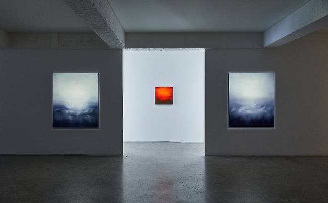 독일 프리미엄 브랜드 'ERCO(에르코)'의 조명이 전시 공간에 더해져 작품마다 포커싱한 조명으로 집중도를 높인 시각적 연출 효과를 냈다. 김리아갤러리 제공.