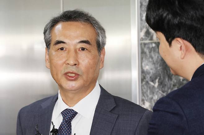 질문 답하는 민중기 특검 (서울=연합뉴스) 이진욱 기자 = 윤석열 전 대통령의 부인 김건희 여사 의혹을 수사할 민중기 특별검사가 17일 서울 서초구 사무실 앞에서 취재진의 질문에 답하고 있다. 2025.6.17 cityboy@yna.co.kr (끝) <저작권자(c) 연합뉴스, 무단 전재-재배포, AI 학습 및 활용 금지> 연합뉴스