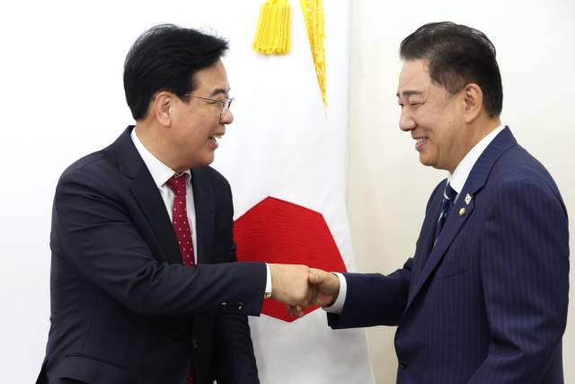 ▲더불어민주당 김병기 당 대표 직무대행 겸 원내대표(오른쪽)가 17일 서울 여의도 국회에서 국민의힘 송언석 원내대표를 예방해 악수하고 있다. ⓒ연합뉴스