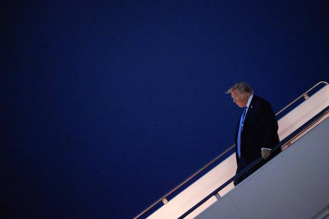 ▲ 17일(현지시간) 주요 7개국(G7) 정상회의에서 조기 귀국한 도널드 트럼프 미국 대통령이 워싱턴 인근 앤드루스 합동기지에 도착해 전용기(에어포스원)에서 내리고 있다. ⓒAFP=연합뉴스