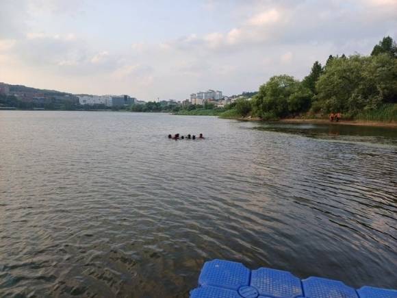 지난 16일 오후 6시 20분쯤 충남 천안시 동남구 단국대 앞 천호지에 사람이 빠졌다는 신고를 받고 출동한 구조대가 호수를 수색하고 있다. 2025.6.17 천안동남소방서 제공