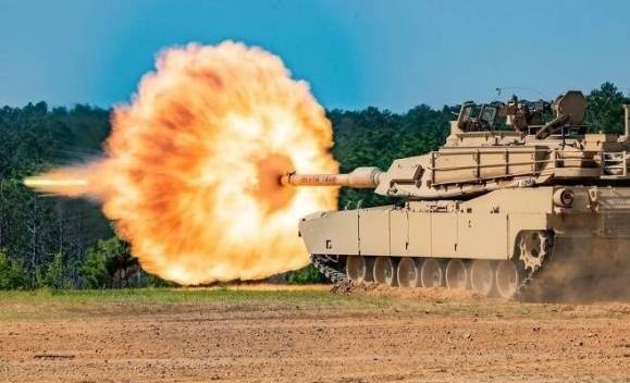 미국 M1A2 에이브람스가 포탄을 발사하는 모습. 연합뉴스
