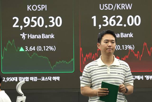 코스피 강보합 마감 (서울=연합뉴스) 서명곤 기자 = 17일 서울 중구 하나은행 딜링룸에서 한 딜러가 자리로 향하고 있다. 이날 코스피는 장중 3,000선 돌파를 시도하는 등 급등락 끝에 전장보다 3.64포인트(0.12%) 오른 2,950.30에 장을 마쳤다. 코스닥지수는 전장보다 1.61포인트(0.21%) 내린 775.65에 장 마감. 2025.6.17 seephoto@yna.co.kr (끝) <저작권자(c) 연합뉴스, 무단 전재-재배포, AI 학습 및 활용 금지>