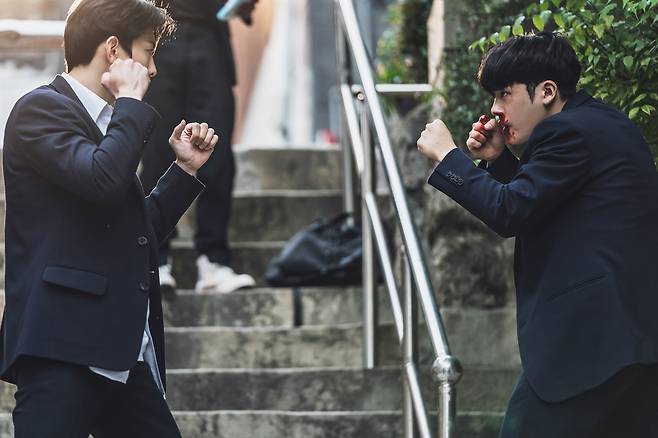 웨이브 오리지널 드라마 ‘ONE:하이스쿨 히어로즈’에서 김의겸 역을 연기한 배우 이정하(오른쪽) 출연장면. 사진 웨이브