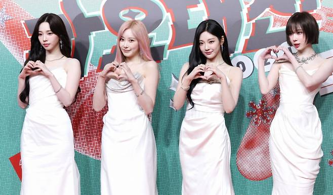 (인천=뉴스1) 권현진 기자 = 에스파 카리나(왼쪽부터)와 지젤, 닝닝, 윈터가 크리스마스인 25일 인천 인스파이어 아레나에서 열린 ‘2024 SBS 가요대전’(이하 ‘가요대전’) 레드카펫 행사에 참석해 포즈를 취하고 있다. 2024.12.25/뉴스1 Copyright (C) 뉴스1. All rights reserved. 무단 전재 및 재배포, AI학습 이용 금지. /사진=(인천=뉴스1) 권현진 기자