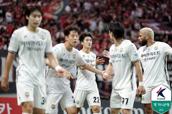 선제골 후 기뻐하는 강원FC 선수들. /사진=한국프로축구연맹 제공