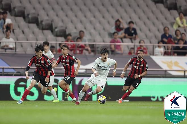이상헌(가운데) 볼을 몰고 있다. /사진=한국프로축구연맹 제공