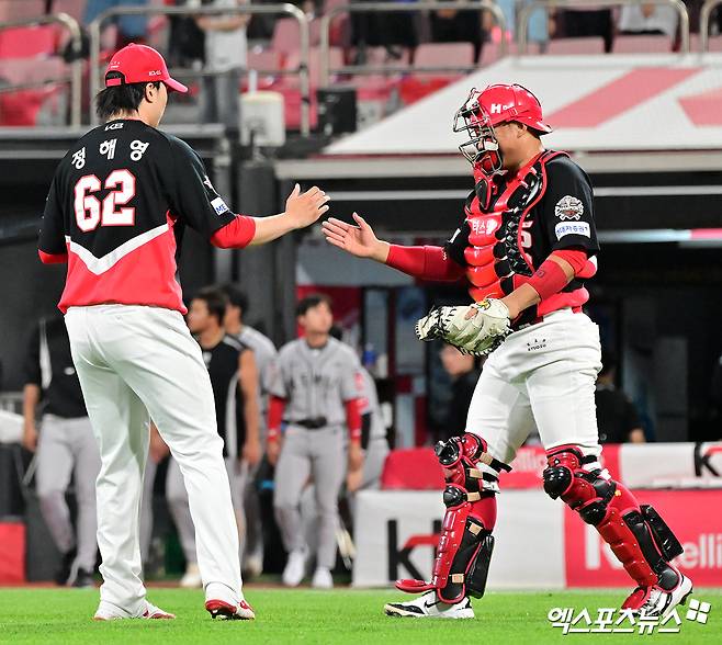 22일 오후 수원KT위즈파크에서 열린 '2025 신한 SOL Bank KBO리그' KIA 타이거즈와 KT 위즈의 경기, KIA가 홈런 포함 3안타를 몰아친 김도영의 활약에 힘입어 KT에 7:3으로 승리했다.rr이날 경기에서 승리한 KIA 선수들이 기뻐하고 있다. 엑스포츠뉴스 DB