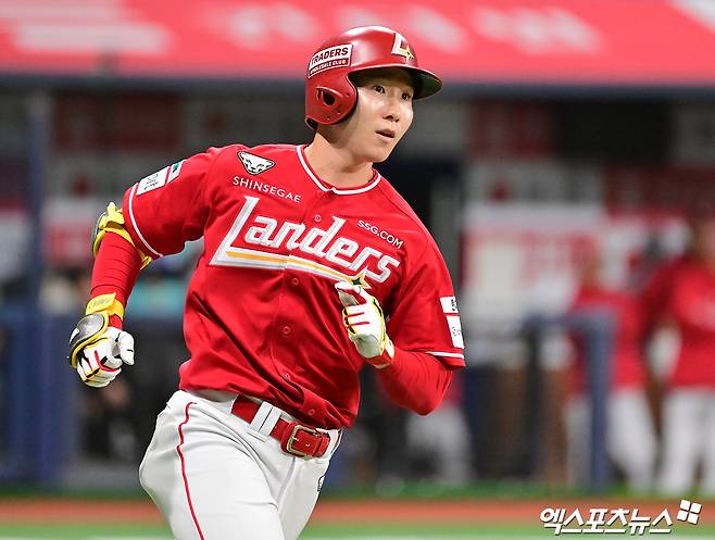 28일 오후 서울 구로구 고척스카이돔에서 열린 '2025 신한 SOL Bank KBO리그' SSG 랜더스와 키움 히어로즈의 경기, 4회초 SSG 박성한이 솔로 홈런을 날린 후 그라운드를 돌고 있다. 엑스포츠뉴스 DB
