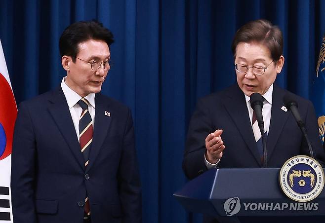 이재명 대통령, 김민석 국무총리 후보자 소개 (서울=연합뉴스) 홍해인 기자 = 이재명 대통령이 4일 서울 용산 대통령실 청사에서 열린 새 정부 첫 인사 발표에서 김민석 국무총리 후보자를 소개하고 있다. 2025.6.4 hihong@yna.co.kr