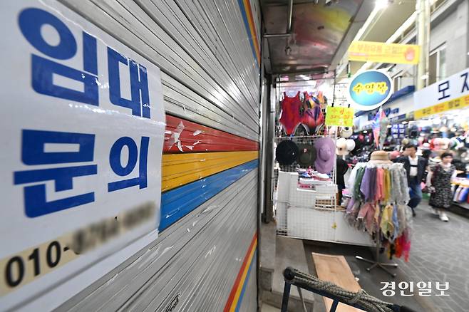 17일 오후 수원시내 한 전통시장전 폐업한 점포 모습. 2025.6.17 /최은성기자 ces7198@kyeongin.com