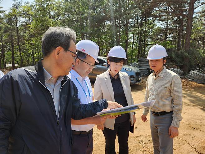 장미영 수원시의회 문화체육교육위원장이 수원시 관계부서 등과 광교 송전철탑 이설과 관련한 내용을 논의하고 있다. 사진=수원시의회