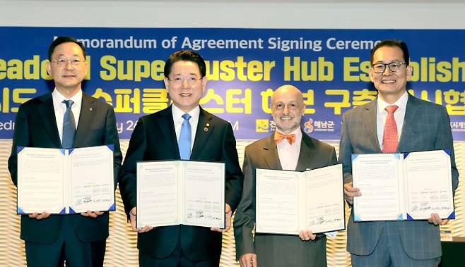 전라남도가 역점 추진 둥인 '솔라시도 AI 슈퍼클러스터 구축' 계획은 가시적 성과 없이 표류하고 있다. 사진은 지난 2월 미국을 순방 중인 김영록 전남도지사가 샌프란시스코 하얏트 호텔에서 퍼힐스(FIR HILLS), 서남해안기업도시개발(주), 해남군과 업무협약을 하고 있다. /남도일보 자료사진